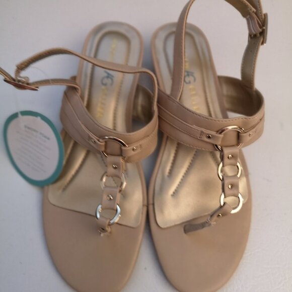 NWT Andrew Geller Ladies Size 7M Beige Wedge heel Thong Sandals - Picture 1 of 4